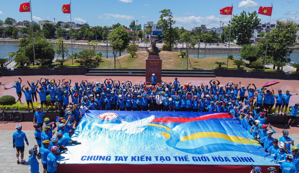 600 VĐV cùng đạp xe, ký tên lên lá cờ 54m2 mang thông điệp hòa bình - 4 600 VĐV cùng đạp xe, ký tên lên lá cờ 54m2 mang thông điệp hòa bình - 4