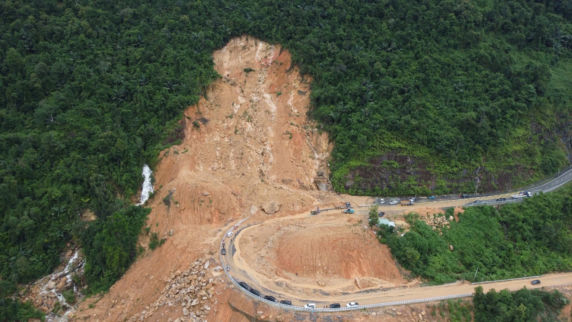 Loạt đèo vào Đà Lạt tê liệt vì sạt lở, tỉnh Lâm Đồng phát cảnh báo khẩn - 8