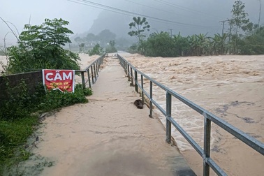 Nước lũ dâng cao, nhiều nơi bị chia cắt khi bão Bualoi chưa vào