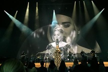 Adele, “siêu bão” kỷ lục tấn công làng nhạc thế giới năm 2015