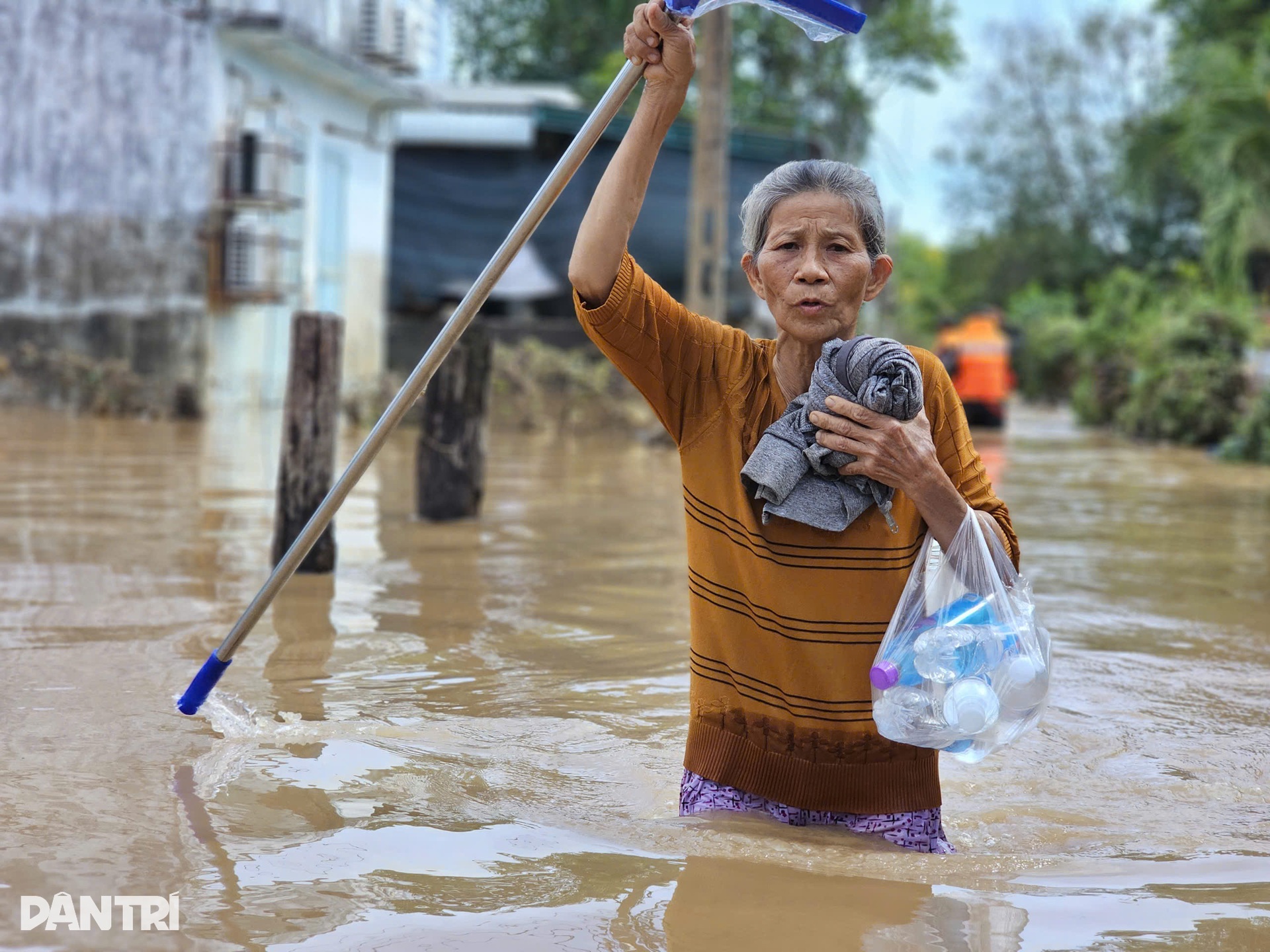 Chạy lũ về thấy nhà cửa tan hoang, tôi như muốn xỉu - 10