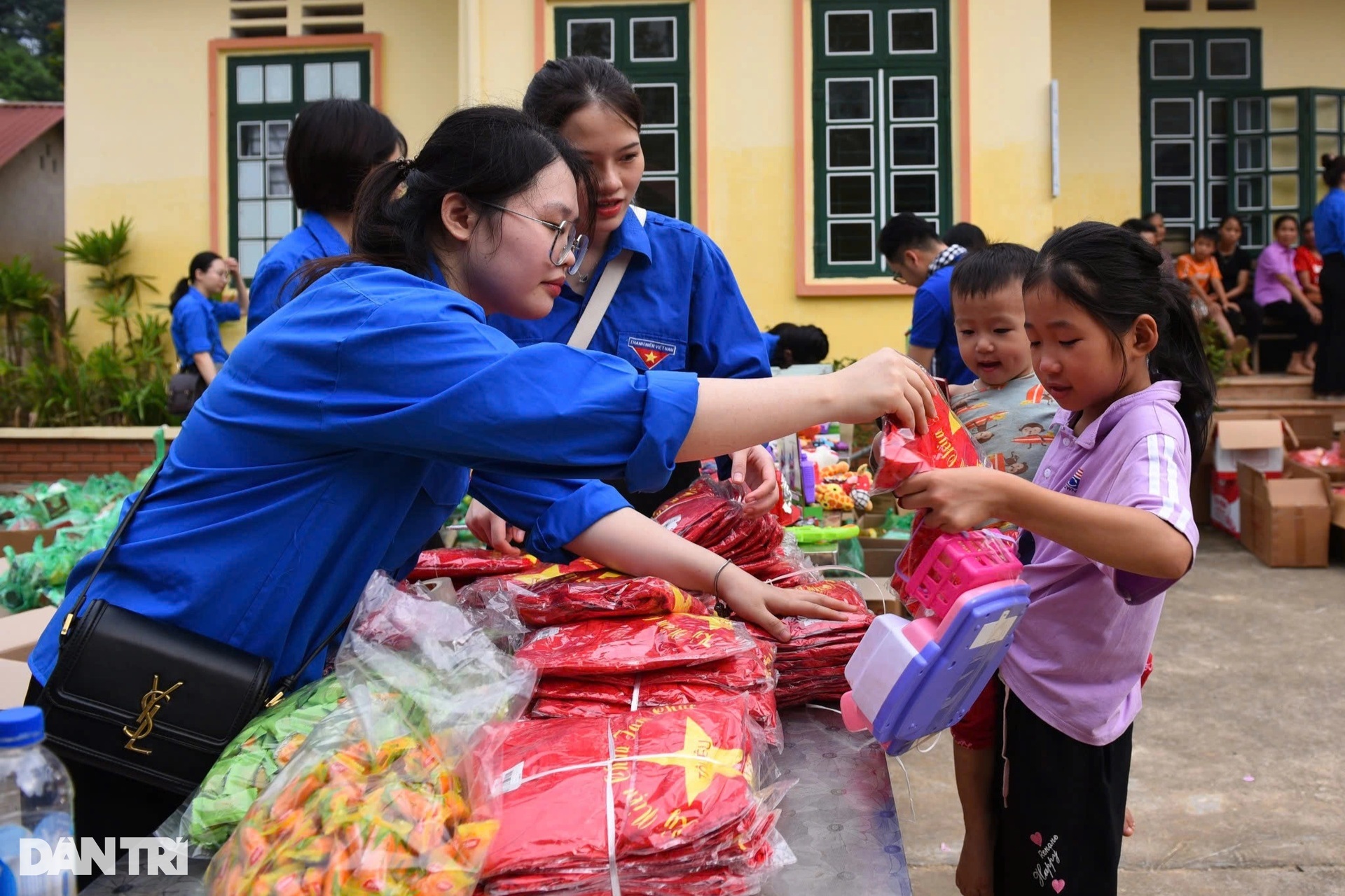 Tuổi trẻ Bộ LĐ-TBXH góp sức tái thiết cuộc sống vùng sạt lở tại Lào Cai - 4 Tuổi trẻ Bộ LĐ-TBXH góp sức tái thiết cuộc sống vùng sạt lở tại Lào Cai - 4