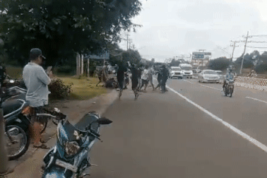 Mâu thuẫn sau va chạm giao thông, nhóm thanh niên lao vào đánh nhau