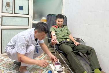 Công an hiến máu cứu người phụ nữ qua cơn nguy kịch