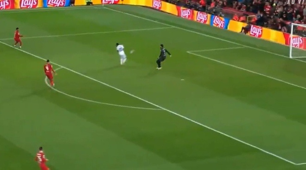 Cổ động viên chỉ trích sai lầm ngớ ngẩn của Courtois và Alisson Becker - 3 Cổ động viên chỉ trích sai lầm ngớ ngẩn của Courtois và Alisson Becker - 3