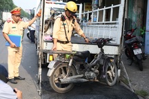 Tài xế "xe mù" chở hàng cồng kềnh bỏ luôn phương tiện khi bị CSGT xử phạt