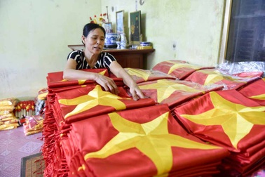 Gia đình bốn thế hệ nối tiếp nghề may cờ Tổ quốc