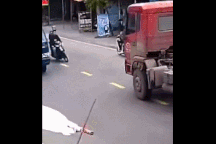 Luồn lách vượt ẩu trên đường hẹp, "tổ lái" lĩnh cái kết "tái mặt"