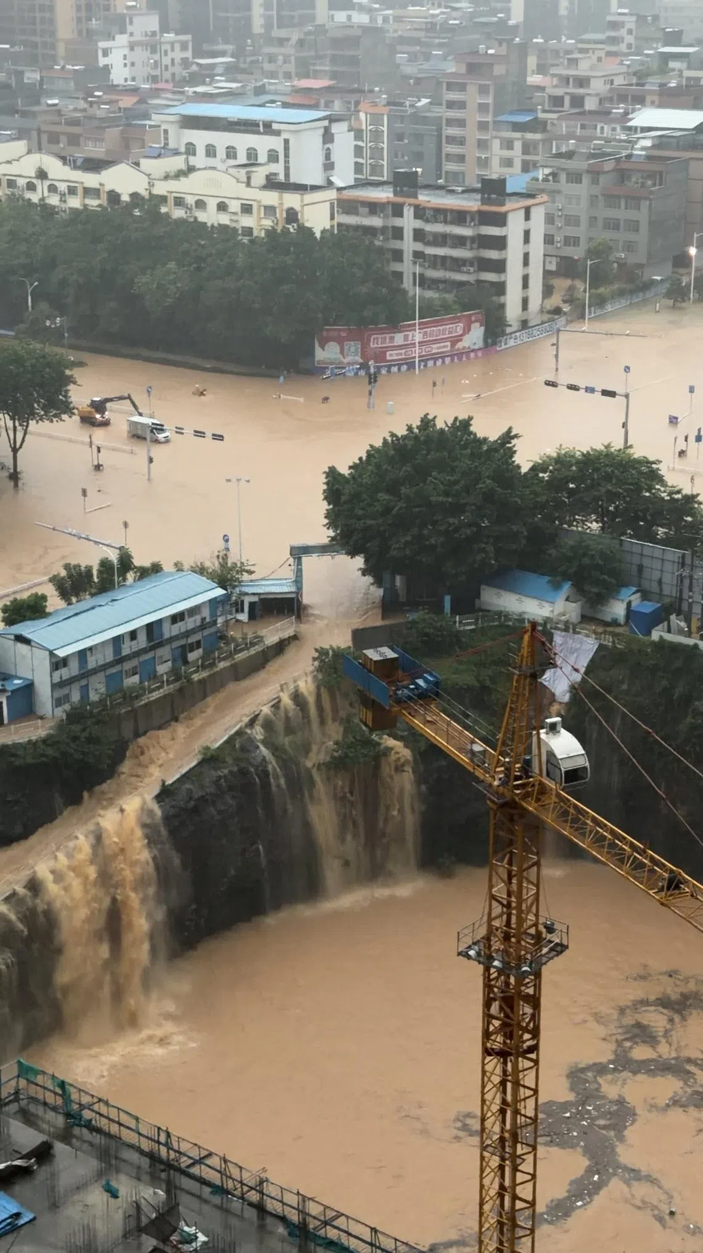 Mưa lớn gây vỡ đập, Trung Quốc phát cảnh báo lũ lụt - 2