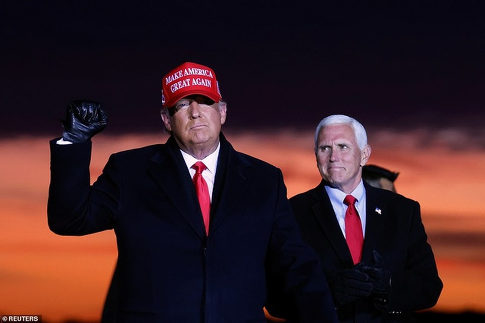 Phó tướng của ông Trump lần đầu lên tiếng: Mọi chuyện chưa kết thúc - 1 Phó tướng của ông Trump lần đầu lên tiếng: Mọi chuyện chưa kết thúc - 1
