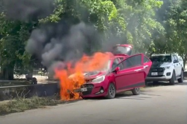 Ô tô đang đậu bên đường bất ngờ bốc cháy dữ dội