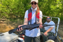 Bắt được cá hóa thạch sống hiếm thấy, đen màu hắc ín, miệng đầy răng