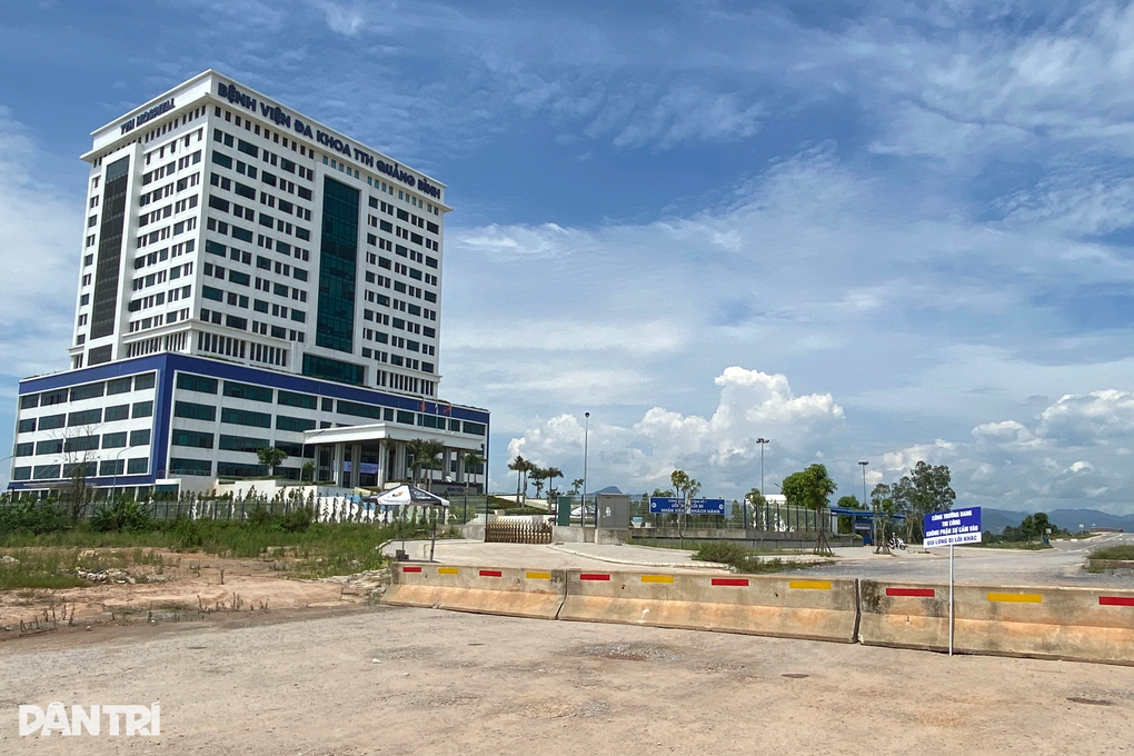 Đường vào bệnh viện bất ngờ bị chặn bởi rào bê tông - 1 Đường vào bệnh viện bất ngờ bị chặn bởi rào bê tông - 1