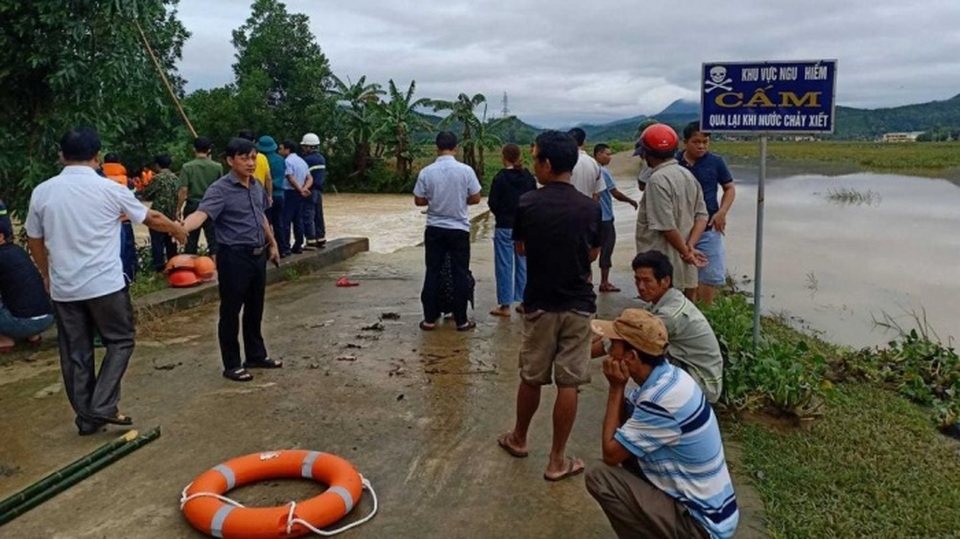 Dắt xe máy qua cầu tràn, 1 thanh niên bị nước cuốn tử vong - 1 Dắt xe máy qua cầu tràn, 1 thanh niên bị nước cuốn tử vong - 1