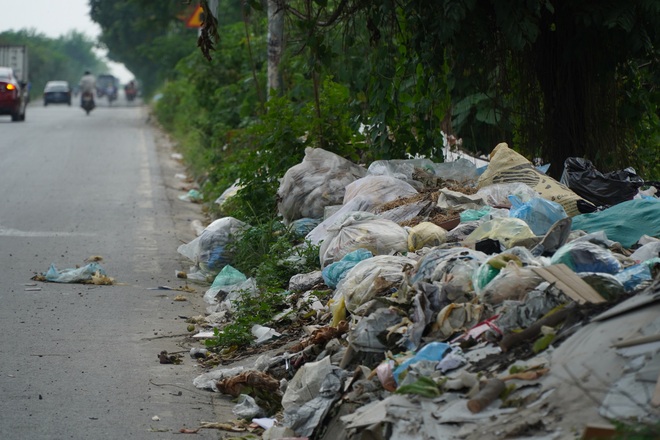 Hà Nội: Rác thải tràn lan trên đại lộ 7.500 tỷ đồng - 8