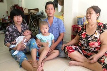 Cha bất lực nhìn con quằn quại trong cơn đau