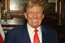 Ông Trump gây tranh cãi vì bán kinh thánh "Chúa phù hộ nước Mỹ"