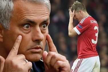 HLV Mourinho nổi giận vì Schweinsteiger nhất quyết không ra đi
