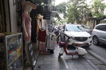 Vỉa hè "rộng một gang tay" tái xuất tại Hà Nội