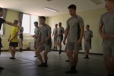 Binh sĩ Hàn Quốc múa ballet trên biên giới
