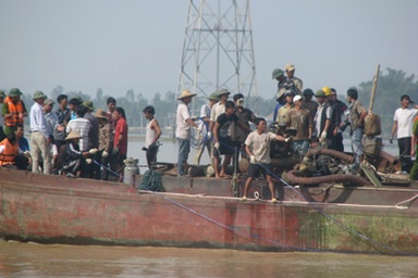 Hàng triệu bạn đọc <i>Dân trí</i> theo dõi trục vớt vụ xe khách bị lũ cuốn 
