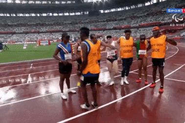 Màn cầu hôn rơi nước mắt trên đường chạy Paralympic