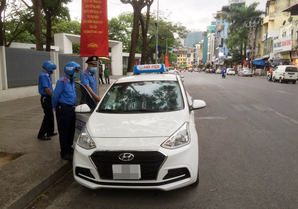 Đi đường vòng chặt chém khách Tây, tài xế taxi ở Hà Nội bị xử phạt - 1 Đi đường vòng chặt chém khách Tây, tài xế taxi ở Hà Nội bị xử phạt - 1