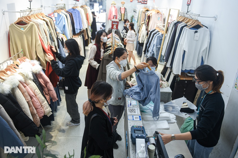 Bỏ dở cơm trưa, dân văn phòng lập hội chạy đua săn sale dịp Black Friday - 5 Bỏ dở cơm trưa, dân văn phòng lập hội chạy đua săn sale dịp Black Friday - 5