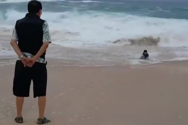 Thót tim khoảnh khắc giải cứu em bé suýt bị dòng chảy xa bờ kéo ra xa