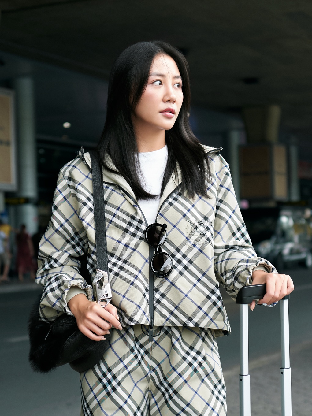 Văn Mai Hương khoe vai trần quyến rũ, tình tứ bên nam thần Thái Lan - 7