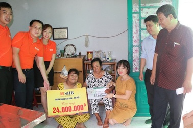 Trao hơn 80 triệu đồng của bạn đọc giúp đỡ cụ bà liệt nửa người