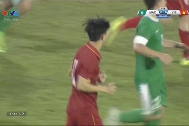 U22 Việt Nam - U22 Macau: Phút thứ 36, Công Phượng sút phạt dội xà ngang