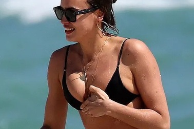 Tình cũ Ronaldo nuột nà với bikini