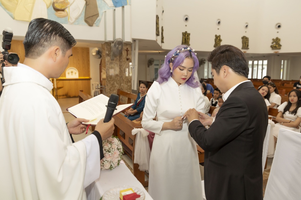 Đám cưới của ca sĩ Bằng Cường - Bảo Anh: Cô dâu nổi bật với màu tóc tím - 8 Đám cưới của ca sĩ Bằng Cường - Bảo Anh: Cô dâu nổi bật với màu tóc tím - 8