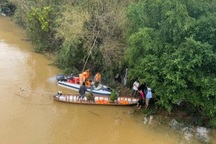 Nữ sinh lớp 8 bỏ lại xe máy điện, nghi nhảy cầu tự tử