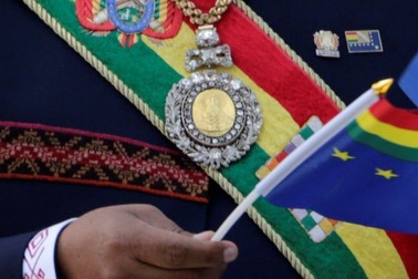 Huân chương bằng vàng của Tổng thống Bolivia bị đánh cắp tại phố đèn đỏ