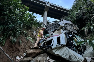 Xe tải lao xuống vực sâu ở Lào Cai, 3 người trọng thương