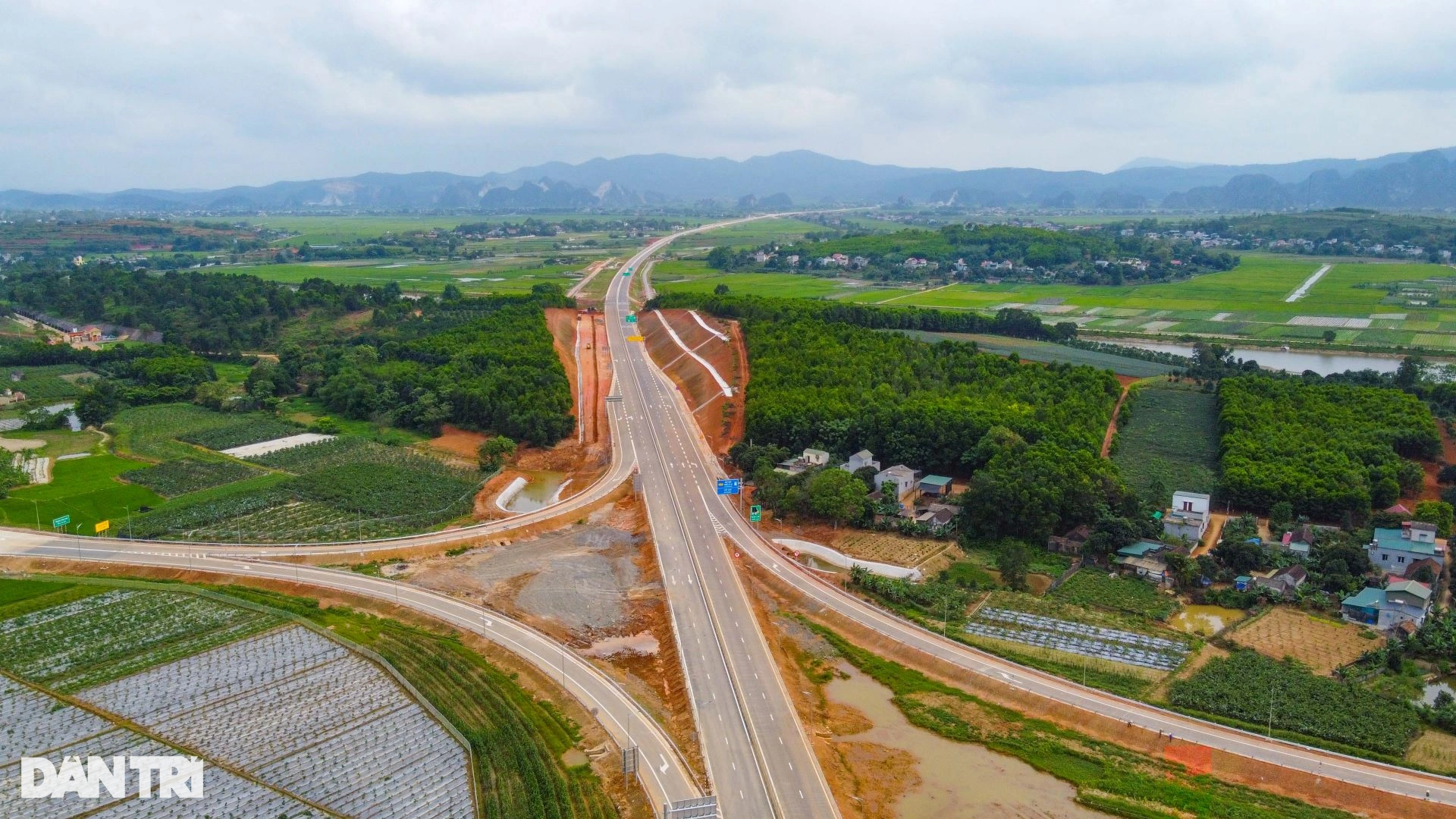 Hình ảnh tuyến cao tốc 12.000 tỷ Mai Sơn - Quốc lộ 45 ngày đầu thông xe - 12 Hình ảnh tuyến cao tốc 12.000 tỷ Mai Sơn - Quốc lộ 45 ngày đầu thông xe - 12