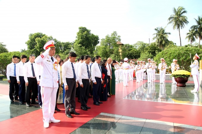 Đoàn đại biểu Bộ Lao động – Thương binh và Xã hội tưởng niệm các Anh hùng liệt sĩ.
