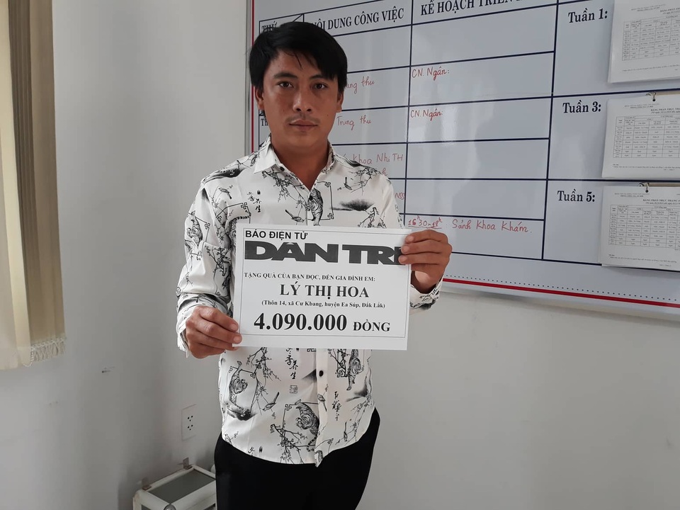 Cô bé H’mông phải nghỉ học chăm mẹ được bạn đọc giúp đỡ tiếp tục đến trường - 1 Cô bé H’mông phải nghỉ học chăm mẹ được bạn đọc giúp đỡ tiếp tục đến trường - 1