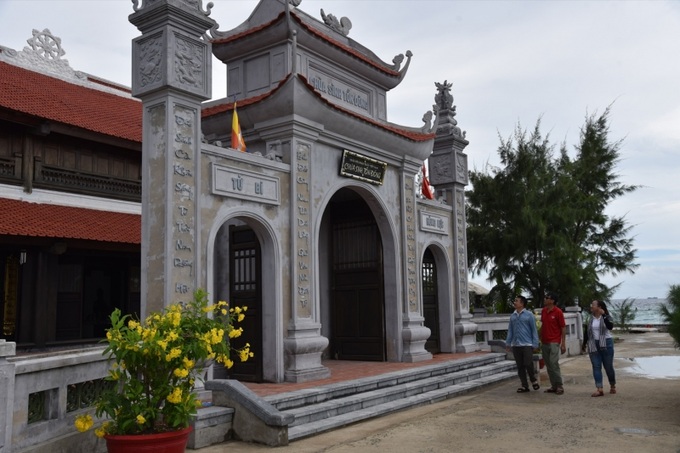 Ngư dân đi lễ chùa Sinh Tồn Đông, xã Sinh Tồn, huyện Trường Sa.