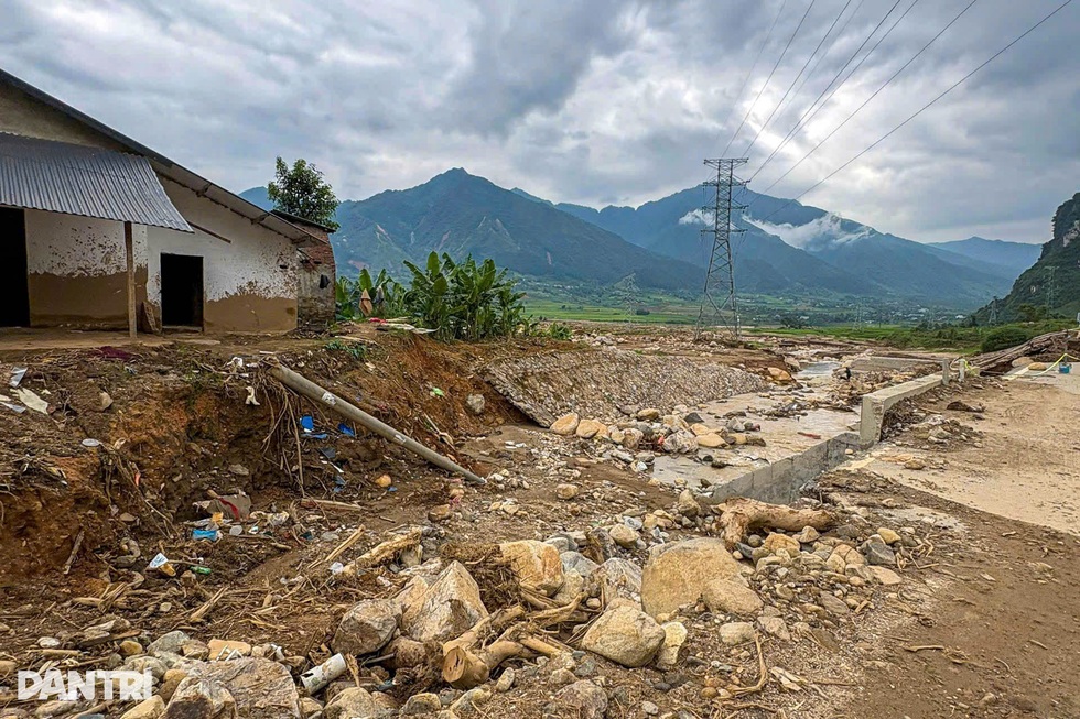 Trao gửi yêu thương đến mảnh đất Mường Than sau lũ - 1 Trao gửi yêu thương đến mảnh đất Mường Than sau lũ - 1