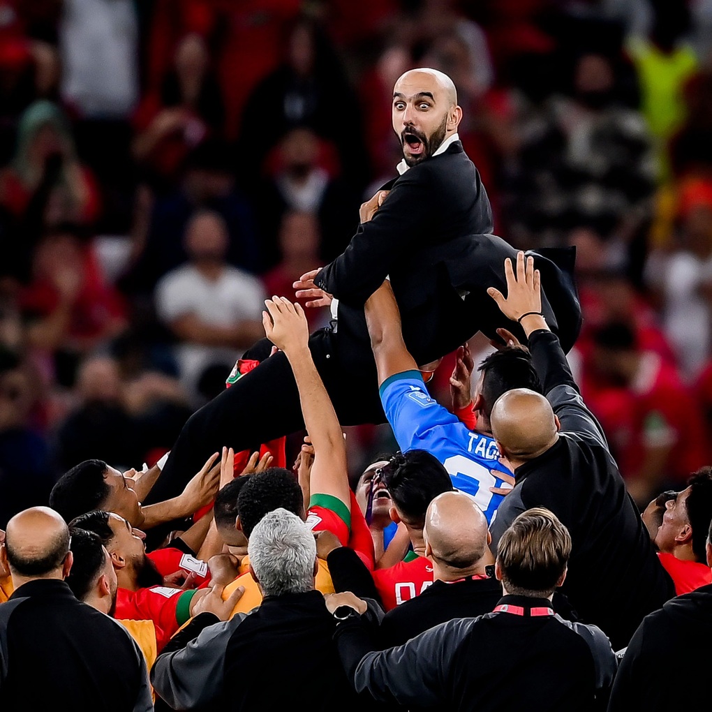 Gương mặt hài hước của huấn luyện viên Walid Regragui khi giúp Ma Rốc lần đầu tiên lọt vào bán kết của một kỳ World Cup. Ma Rốc là đội bóng châu Phi đầu tiên trong lịch sử đạt được thành tích này (Ảnh: Instagram). Gương mặt hài hước của huấn luyện viên Walid Regragui khi giúp Ma Rốc lần đầu tiên lọt vào bán kết của một kỳ World Cup. Ma Rốc là đội bóng châu Phi đầu tiên trong lịch sử đạt được thành tích này (Ảnh: Instagram).