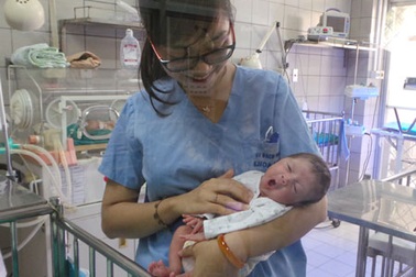 Kỳ diệu ca "sinh" con khỏe mạnh khi mẹ hôn mê 3 tháng