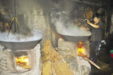 Vui buồn những phận người “hấp” đời mình trong lò cá