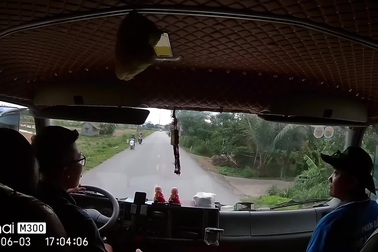 Cô gái lao xe máy từ đường nhánh ra trước mũi xe tải