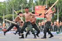 Xem chiến sĩ công an "6 múi" biểu diễn võ thuật
