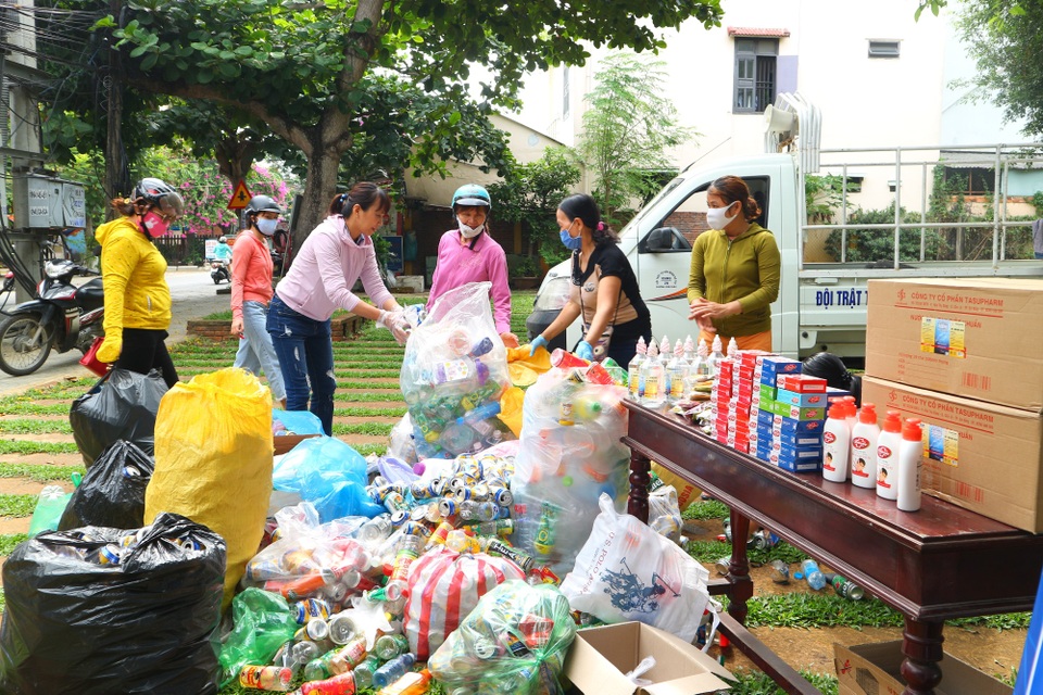 Đổi rác thải nhựa lấy quà tặng phòng, chống Covid-19 - 3 Doi rac thai nhua lay nuoc sat khuan