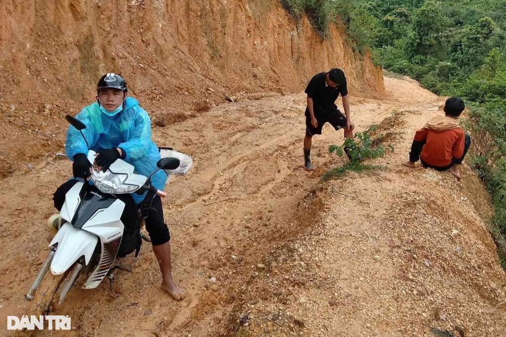 Hai đứa trẻ sống lay lắt bên bà nội khuyết tật mắt, bố bạo bệnh - 1 Hai đứa trẻ sống lay lắt bên bà nội khuyết tật mắt, bố bạo bệnh - 1