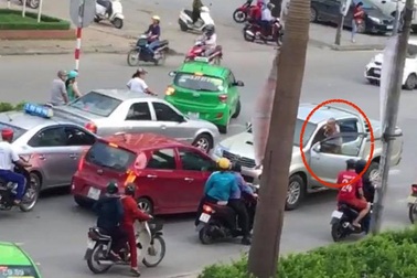 Tạm giữ tài xế xe bán tải đi ngược chiều, lùi xe cán một phụ nữ tử vong